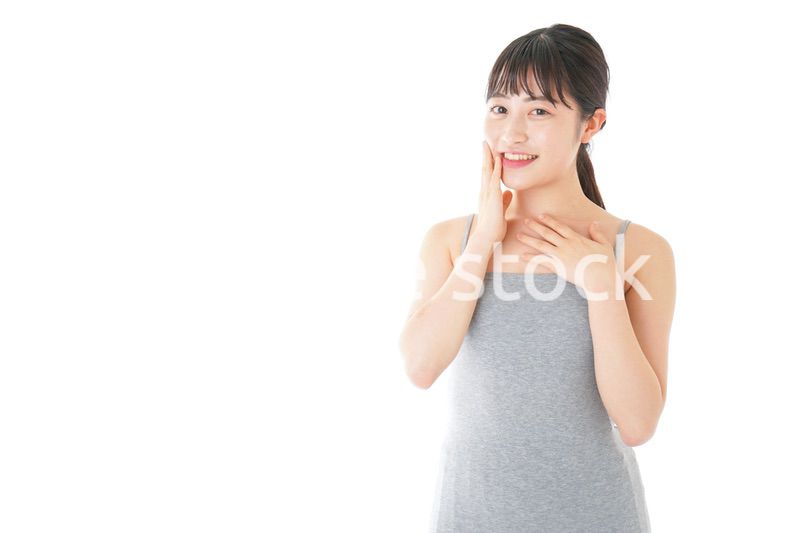 ビューティーケアをする若い女性