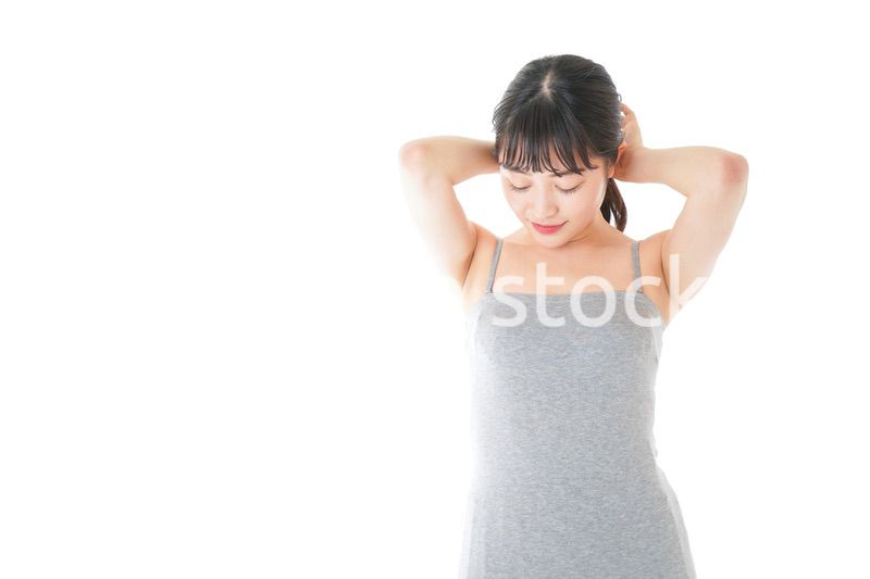 ビューティーケアをする若い女性