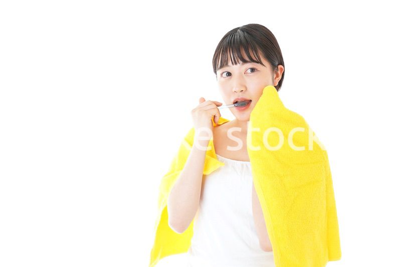 歯みがきをする若い女性