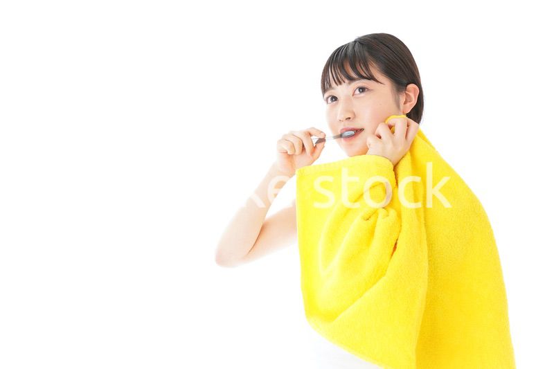 歯みがきをする若い女性