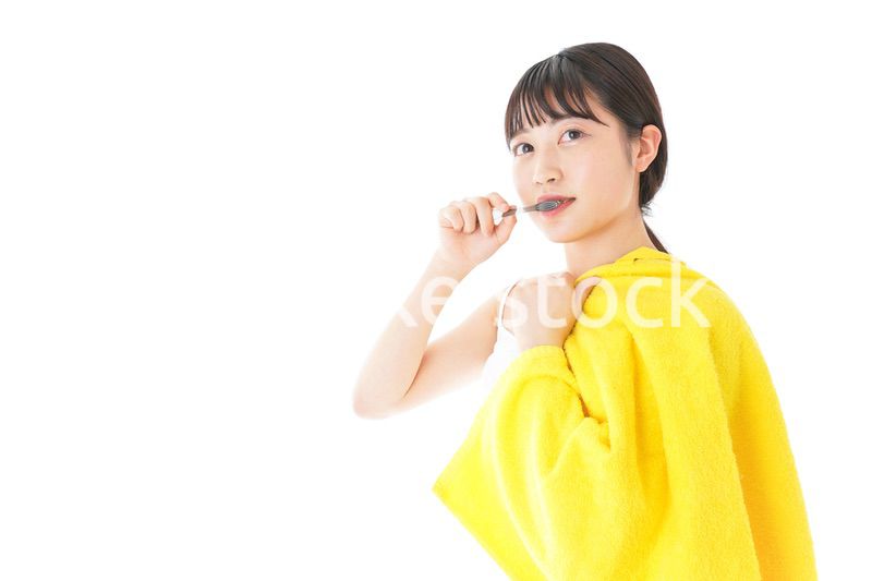 歯みがきをする若い女性