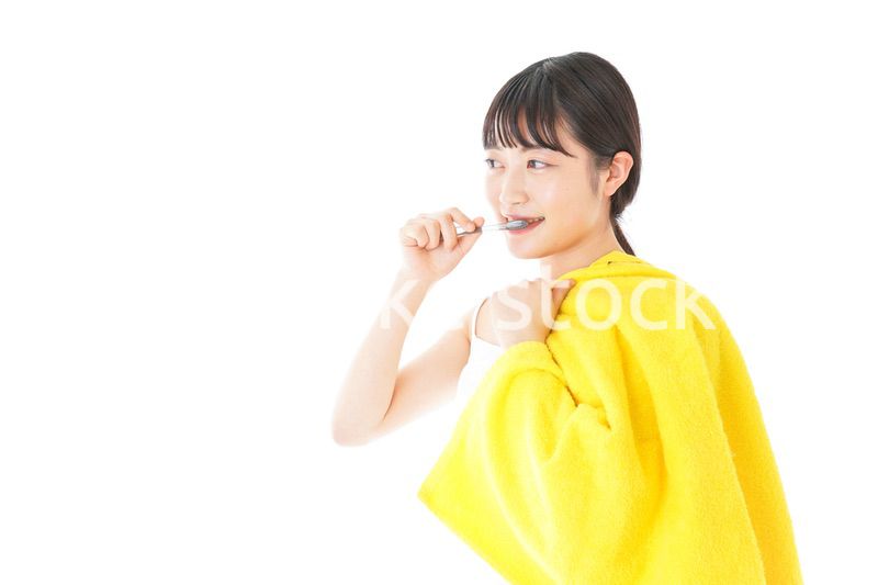 歯みがきをする若い女性