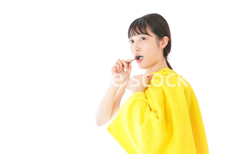 歯みがきをする若い女性