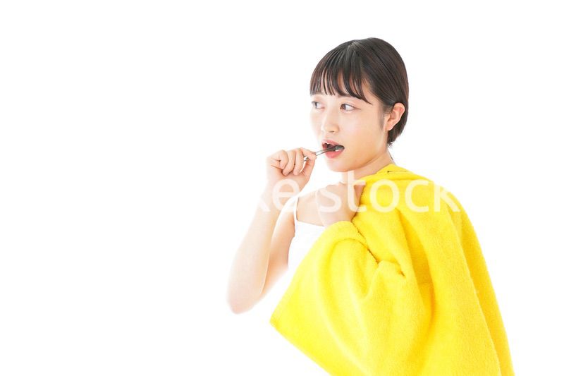 歯みがきをする若い女性