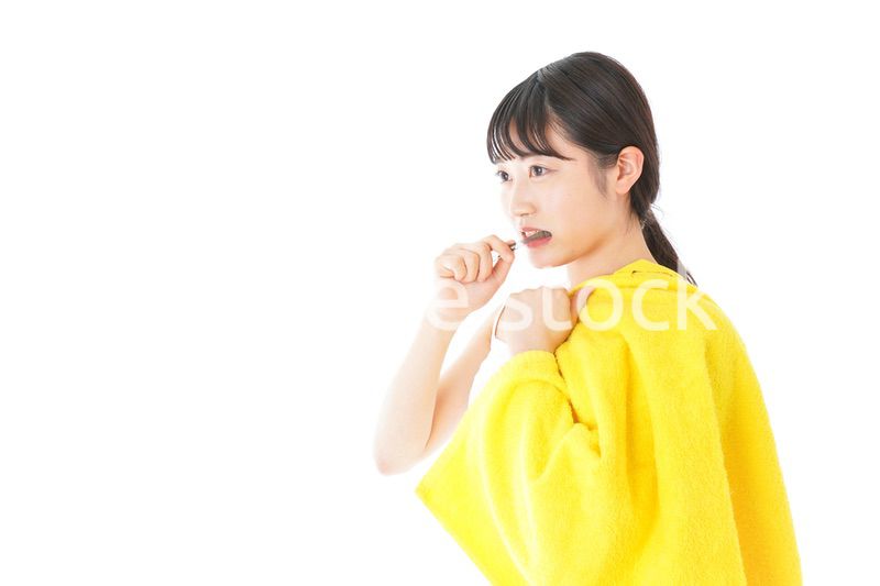 歯みがきをする若い女性