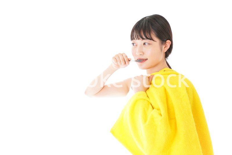 歯みがきをする若い女性