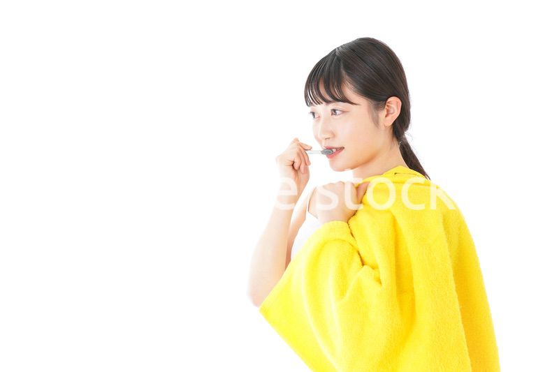 歯みがきをする若い女性