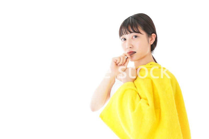 歯みがきをする若い女性