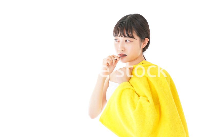 歯みがきをする若い女性