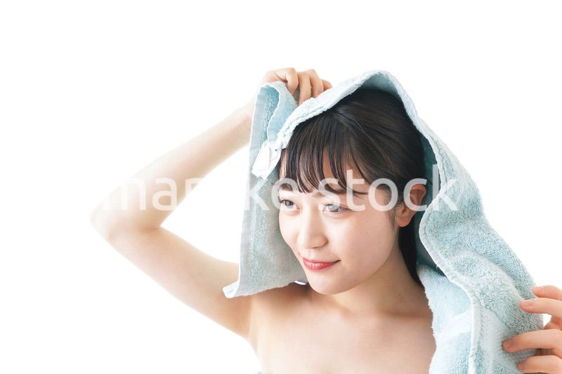 お風呂上がりの若い女性