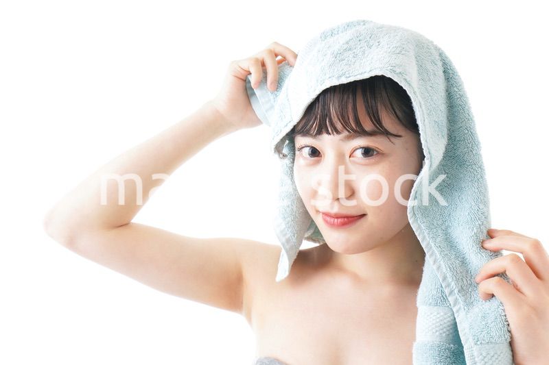 お風呂上がりの若い女性