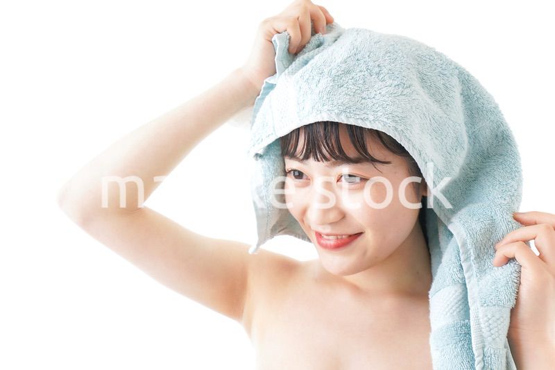 お風呂上がりの若い女性
