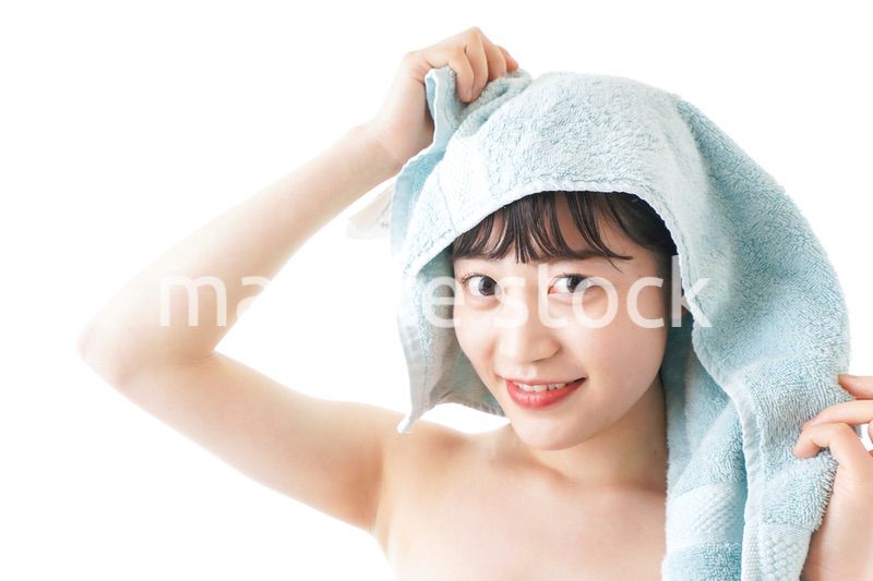 お風呂上がりの若い女性