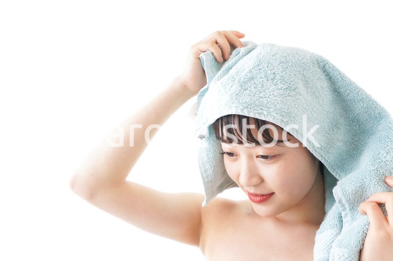 お風呂上がりの若い女性