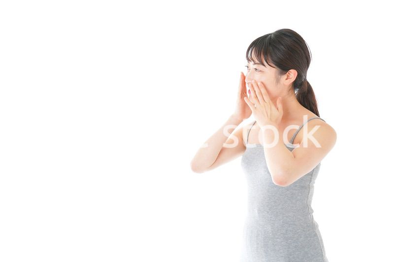 ビューティーケアをする若い女性