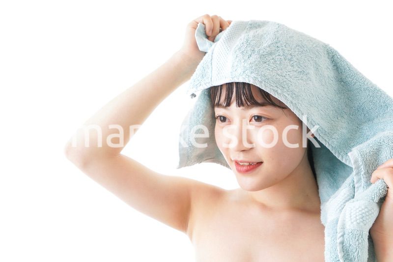 お風呂上がりの若い女性