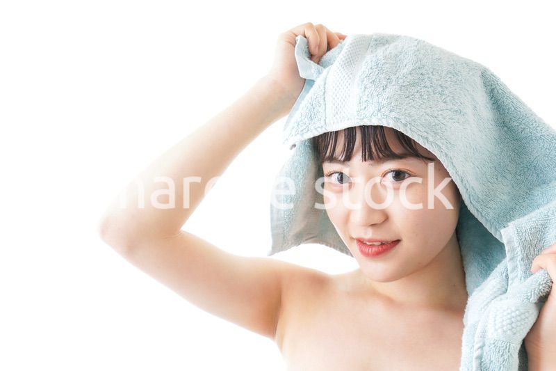 お風呂上がりの若い女性