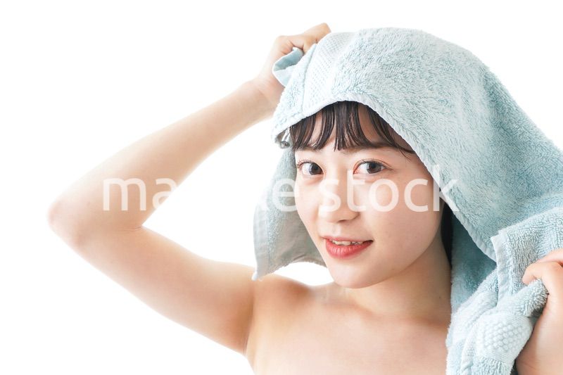 お風呂上がりの若い女性