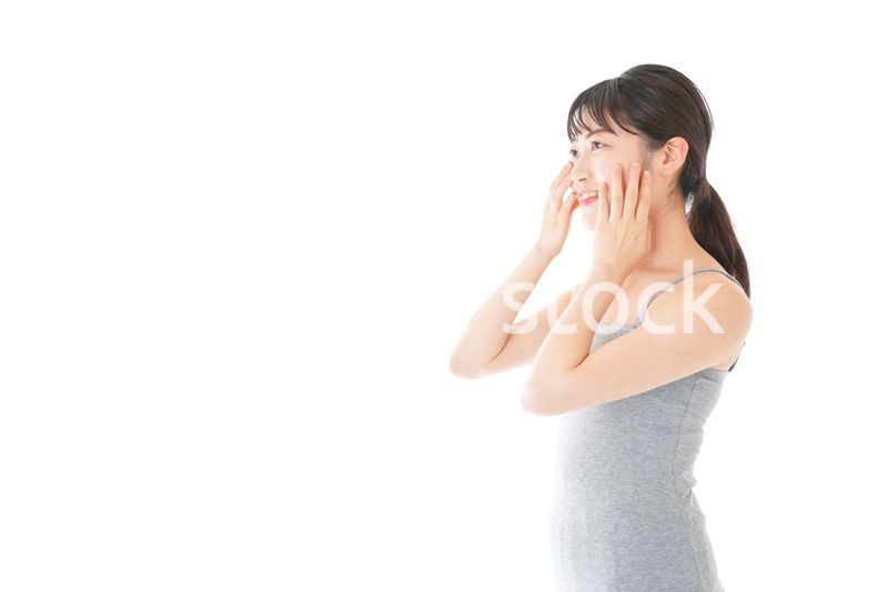 ビューティーケアをする若い女性