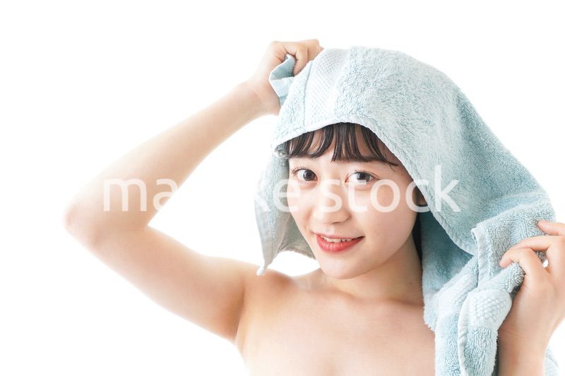 お風呂上がりの若い女性