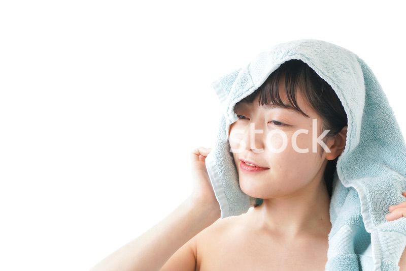 お風呂上がりの若い女性