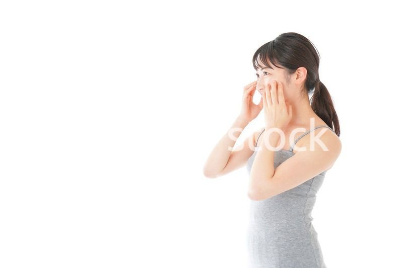 ビューティーケアをする若い女性