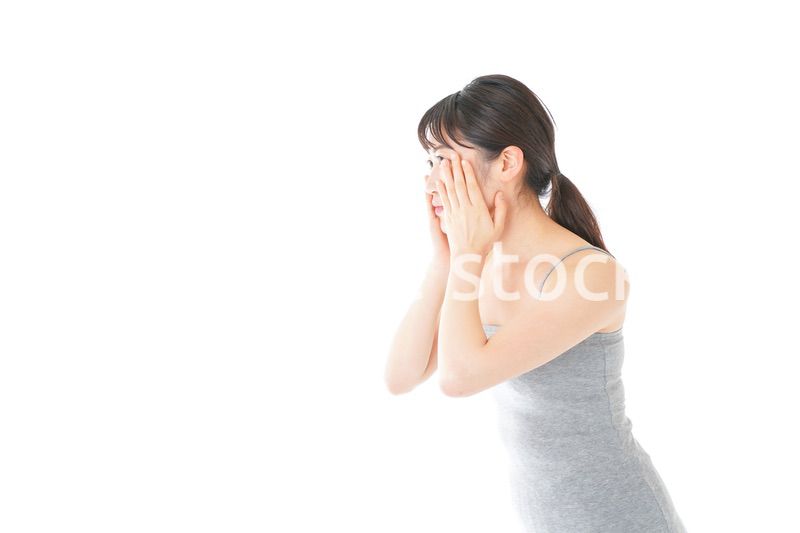 ビューティーケアをする若い女性