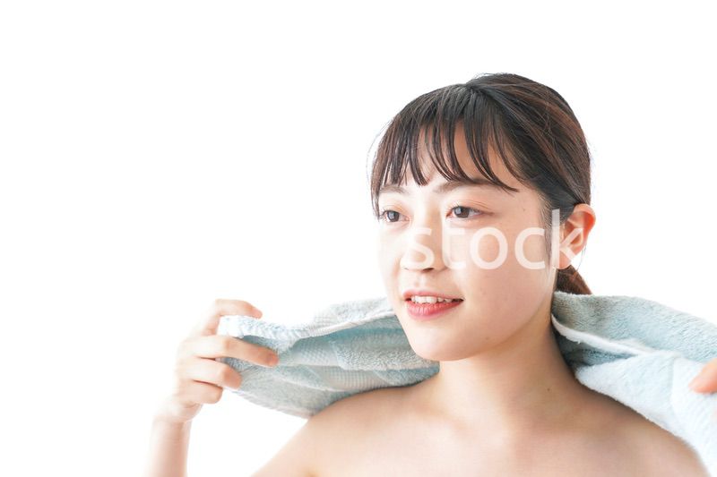 お風呂上がりの若い女性
