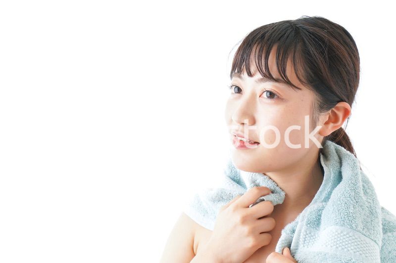 お風呂上がりの若い女性