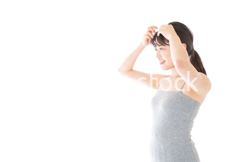 ビューティーケアをする若い女性