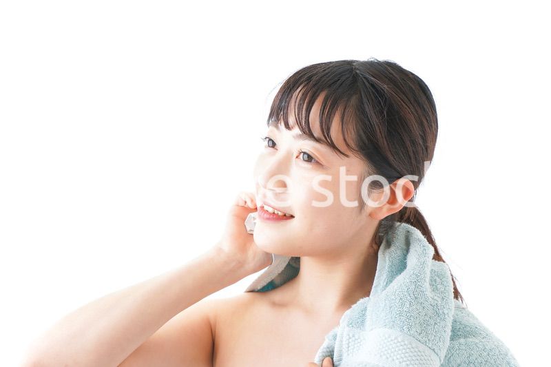 お風呂上がりの若い女性