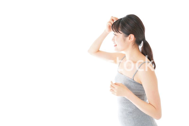 ビューティーケアをする若い女性