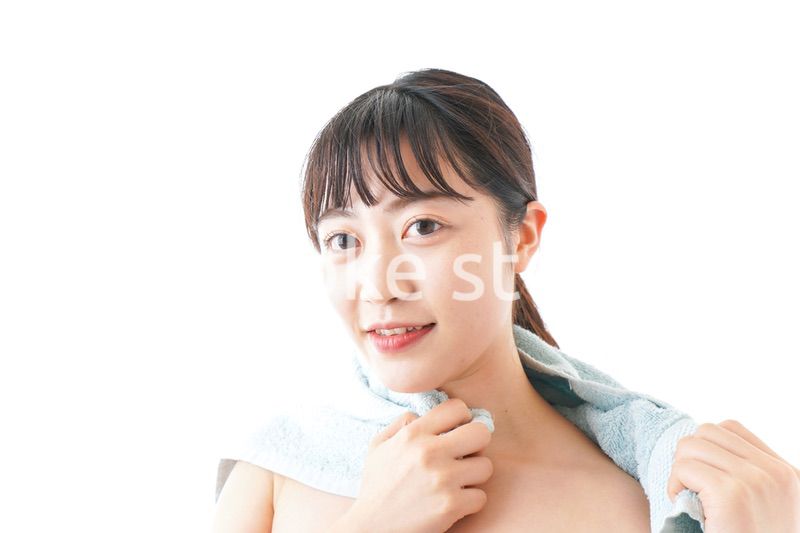 お風呂上がりの若い女性