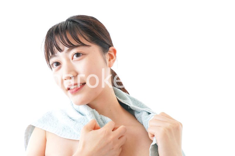 お風呂上がりの若い女性