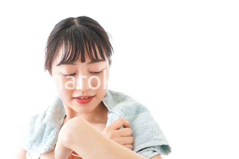 お風呂上がりの若い女性