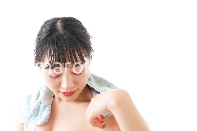 お風呂上がりの若い女性