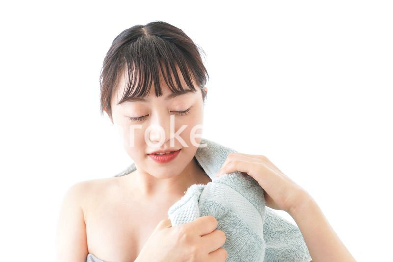 お風呂上がりの若い女性