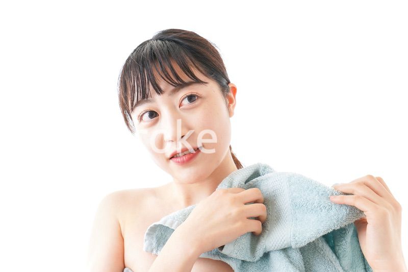 お風呂上がりの若い女性