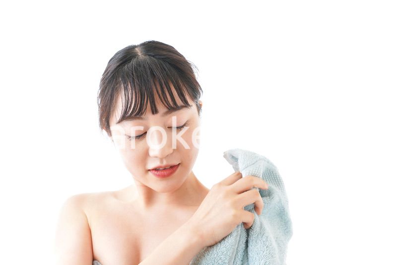 お風呂上がりの若い女性