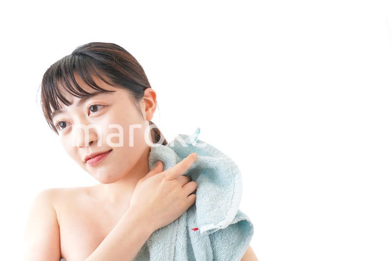 お風呂上がりの若い女性