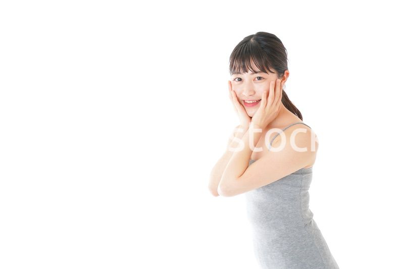 ビューティーケアをする若い女性