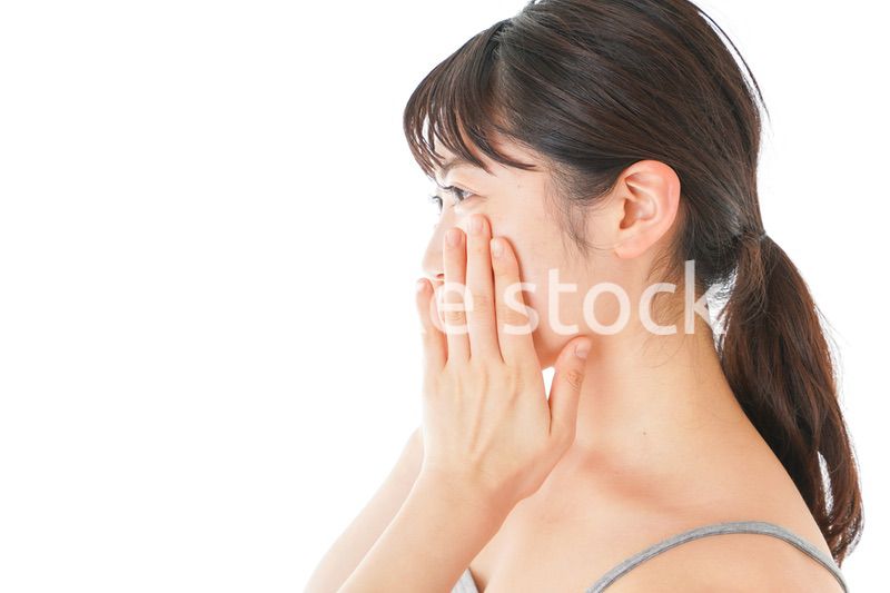 ビューティーケアをする若い女性