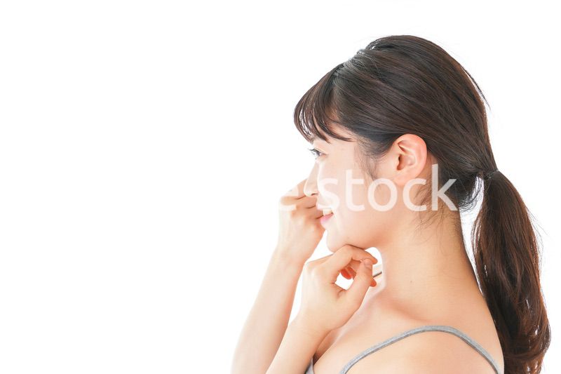 ビューティーケアをする若い女性