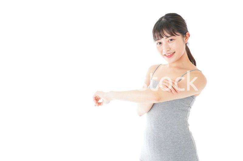 ビューティーケアをする若い女性