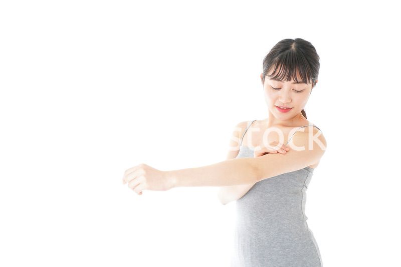 ビューティーケアをする若い女性