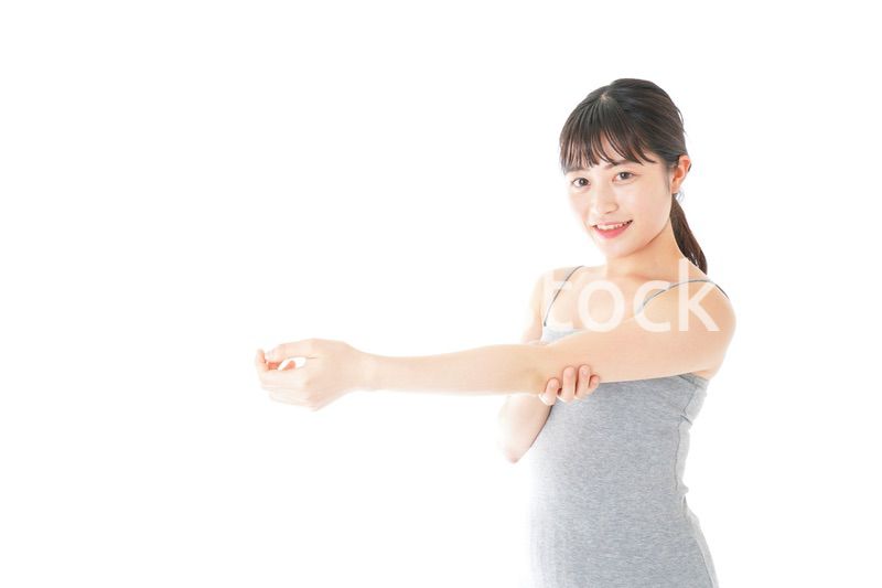 ビューティーケアをする若い女性