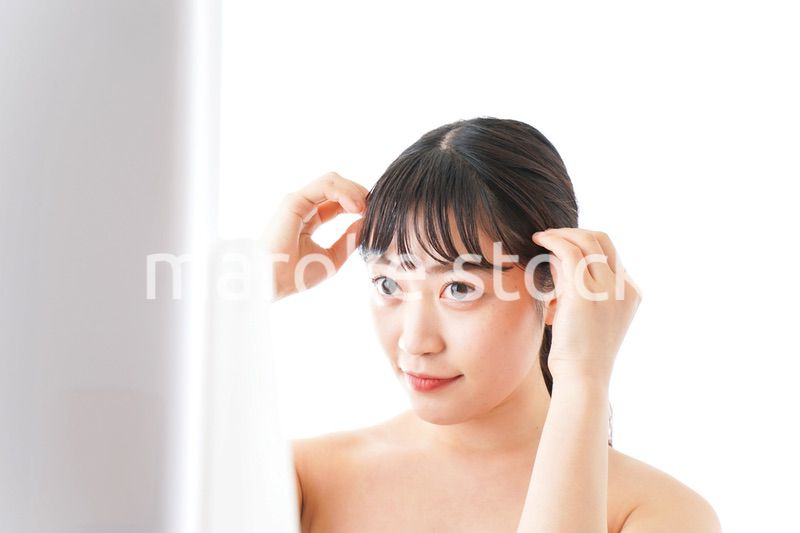 メイクをする若い女性