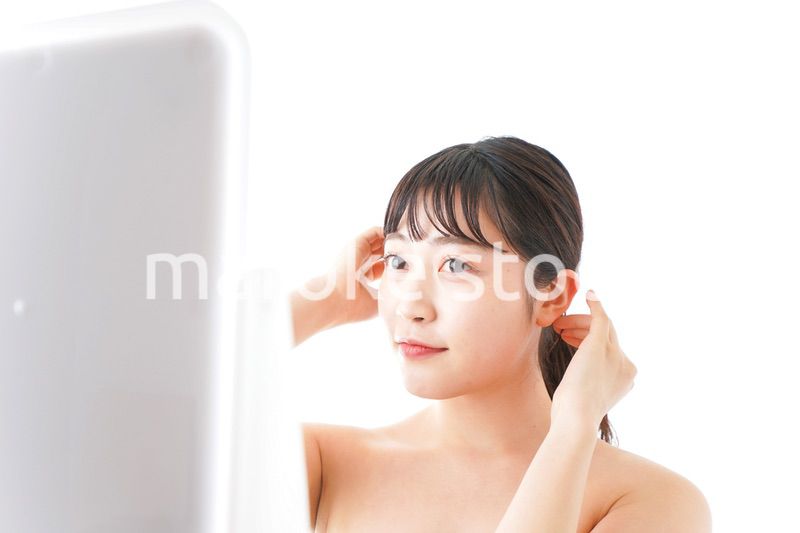 メイクをする若い女性