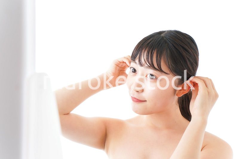 メイクをする若い女性