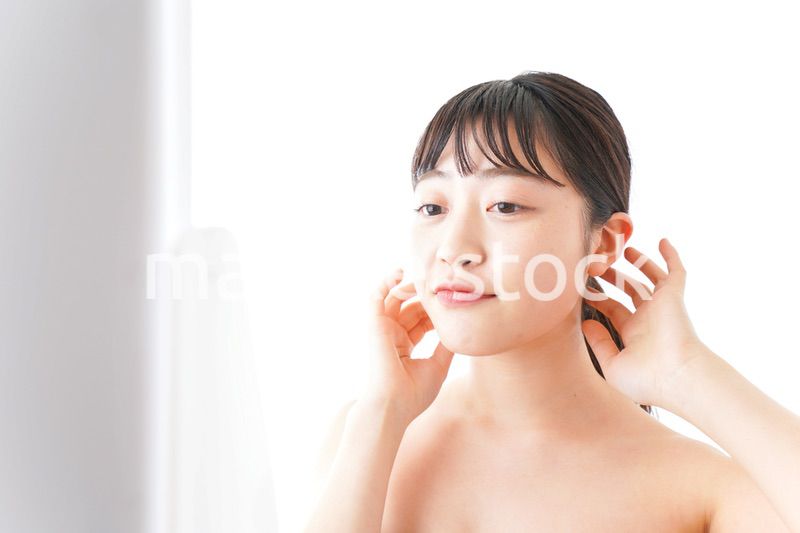 メイクをする若い女性